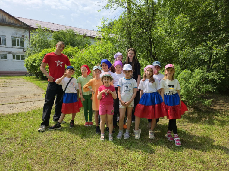 Пришкольный лагерь: День России.